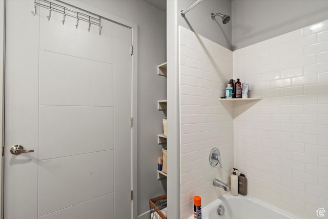 bathroom with tub / shower combination
