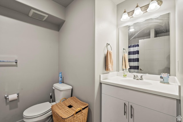 full bathroom with toilet, a shower with curtain, vanity, and visible vents