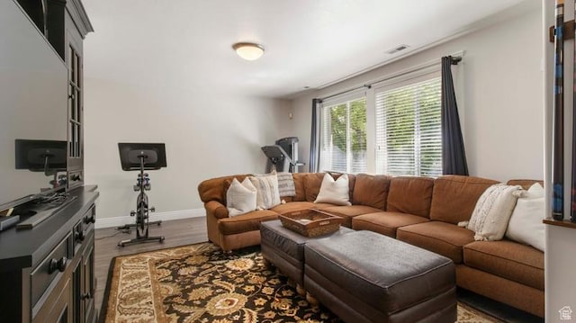 643 W Ridgewood Cir, Farmington, UT 84025 - living area featuring visible vents, baseboards, and wood finished floors