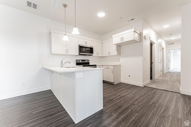 4718 W Neill Ln Unit Mm303, Riverton, UT 84096 - kitchen featuring appliances with stainless steel finishes, a peninsula, baseboards, visible vents, and white cabinets