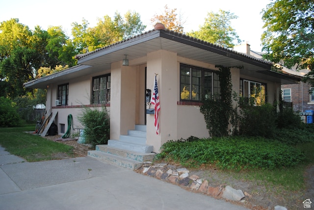 ranch-style house featuring stucco siding