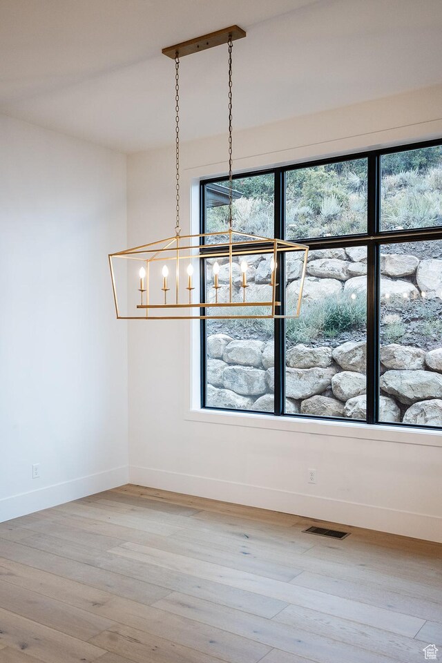 672 Skyview Cir N, Salt Lake, UT 84054 - interior space featuring an inviting chandelier, a wealth of natural light, and light hardwood / wood-style floors