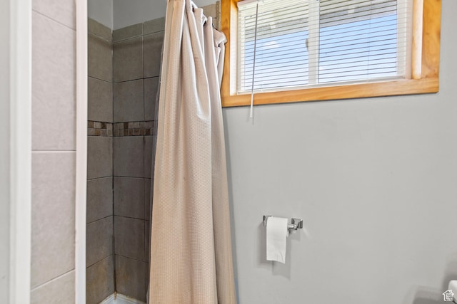 bathroom featuring a tile shower
