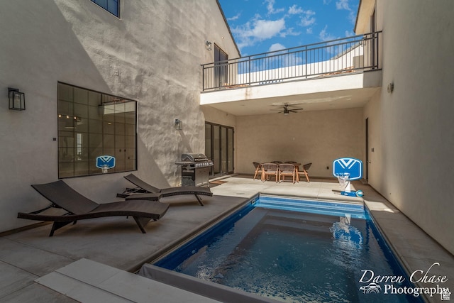 1460 S Windsor Pkwy Unit 5, Hurricane, UT 84737 - view of swimming pool with a patio area, a grill, a ceiling fan, outdoor dining space, and a jacuzzi