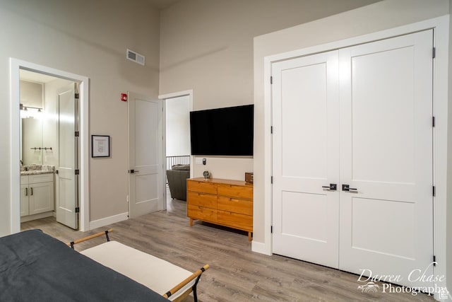 1460 S Windsor Pkwy Unit 5, Hurricane, UT 84737 - bedroom featuring ensuite bath, a closet, light wood-type flooring, baseboards, and visible vents