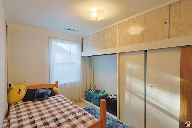 bedroom with carpet flooring and a closet