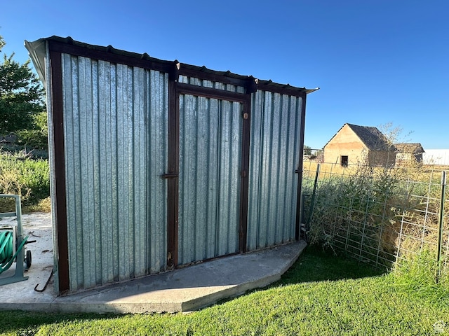 view of outdoor structure with fence and an outdoor structure