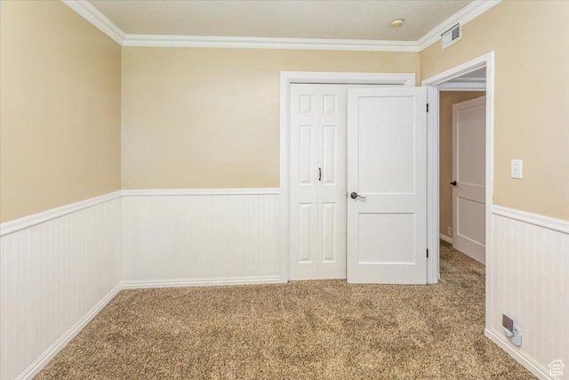 965 E 39th St S, South Ogden, UT 84403 - carpeted empty room featuring wainscoting, crown molding, and a smoke detector