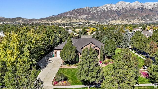 bird's eye view featuring a mountain view
