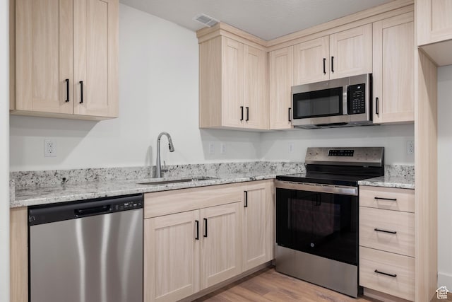 292 500 N, Santaquin, UT 84655 - kitchen with a sink, visible vents, appliances with stainless steel finishes, and light brown cabinets