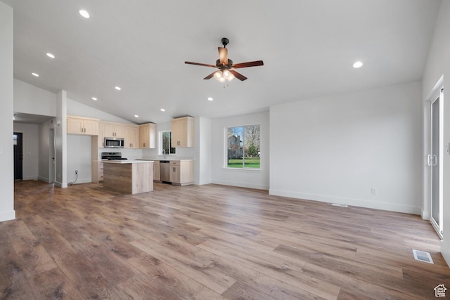 292 500 N, Santaquin, UT 84655 - kitchen with light wood-type flooring, open floor plan, visible vents, ceiling fan, and stainless steel appliances