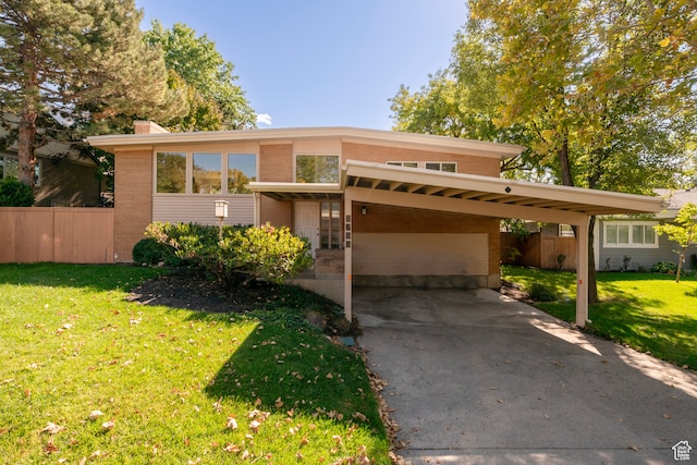 view of front of house featuring a carport and a front yard