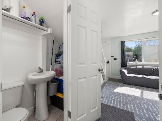 435 E 790 S Unit 8, Pleasant Grove, UT 84062 - bathroom featuring a bath, tile patterned floors, a sink, toilet, and baseboards