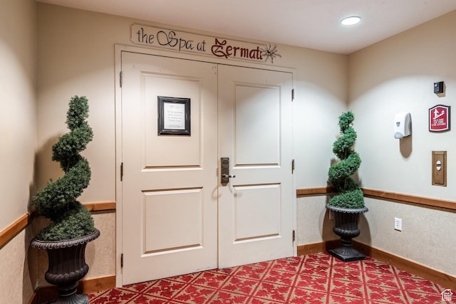 foyer featuring baseboards and recessed lighting