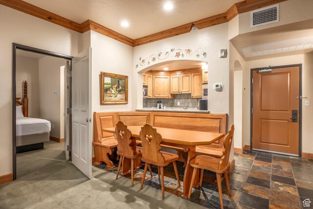 interior space featuring tasteful backsplash, visible vents, baseboards, arched walkways, and recessed lighting