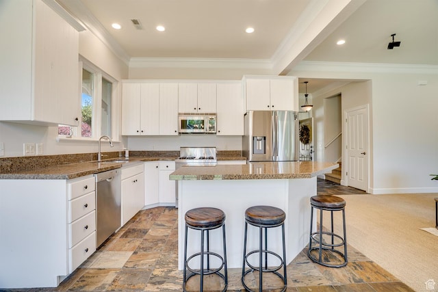 49 W Oberland Ct, Midway, UT 84049 - kitchen with stainless steel appliances, a sink, ornamental molding, a kitchen island, and a breakfast bar area