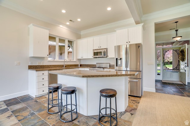 49 W Oberland Ct, Midway, UT 84049 - kitchen featuring stainless steel appliances, crown molding, a kitchen bar, baseboards, and a center island