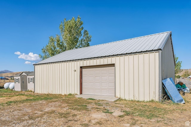 8938 N Canyon Wash Dr, Eagle Mountain, UT 84005 - detached garage featuring driveway