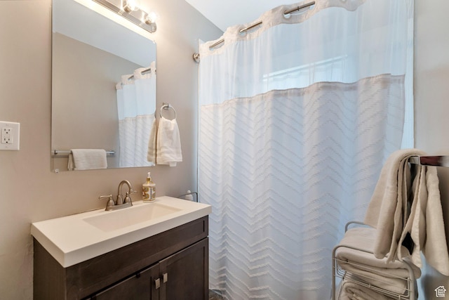 full bathroom featuring curtained shower and vanity