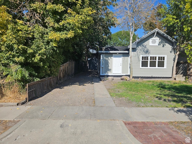551 E Commonwealth Ave, Salt Lake City, UT 84106 - view of front of home with a front lawn and fence