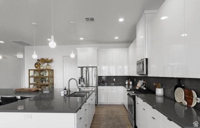 3193 S Hideaway Pl, Hurricane, UT 84737 - kitchen featuring stainless steel appliances, dark countertops, a sink, and modern cabinets