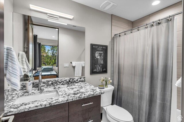 644 W Wild Indigo Way, Ivins, UT 84738 - bathroom featuring curtained shower, visible vents, toilet, recessed lighting, and vanity