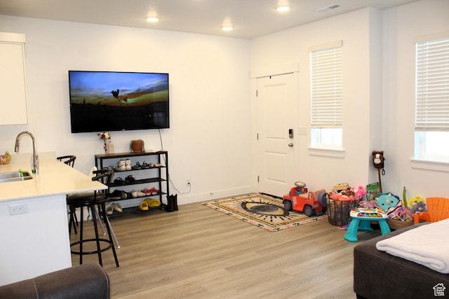 953 N 900 W, Tremonton, UT 84337 - interior space with recessed lighting, light wood-type flooring, visible vents, and a sink