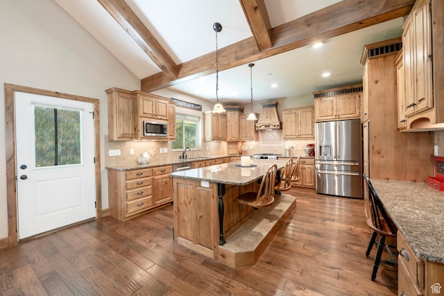 10569 S Covered Bridge Dr, Spanish Fork, UT 84660 - kitchen with stainless steel appliances, a sink, a kitchen bar, a kitchen island, and tasteful backsplash