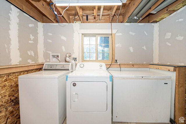 325 E 100 N, Willard, UT 84340 - washroom with washing machine and dryer
