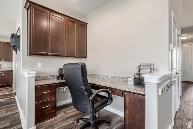 office area featuring built in desk and dark wood-type flooring