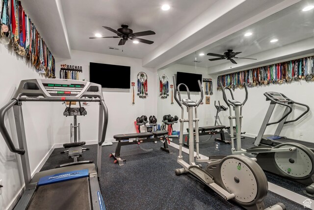 workout room featuring visible vents, baseboards, recessed lighting, and ceiling fan