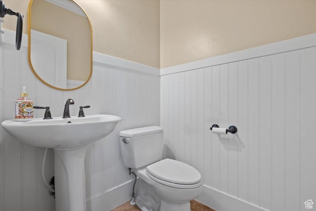 51 E Magellan Ln, Elk Ridge, UT 84651 - bathroom featuring wainscoting, toilet, and a sink