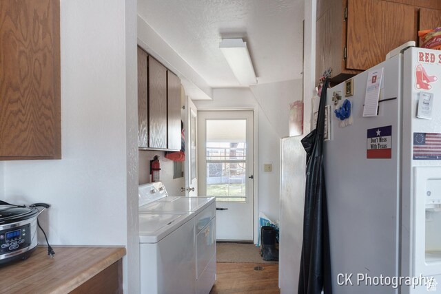 690 E 500 S, Fillmore, UT 84631 - laundry room featuring independent washer and dryer, cabinet space, and light wood finished floors