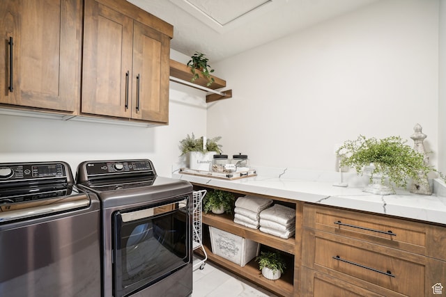 laundry room featuring cabinet space and independent washer and dryer