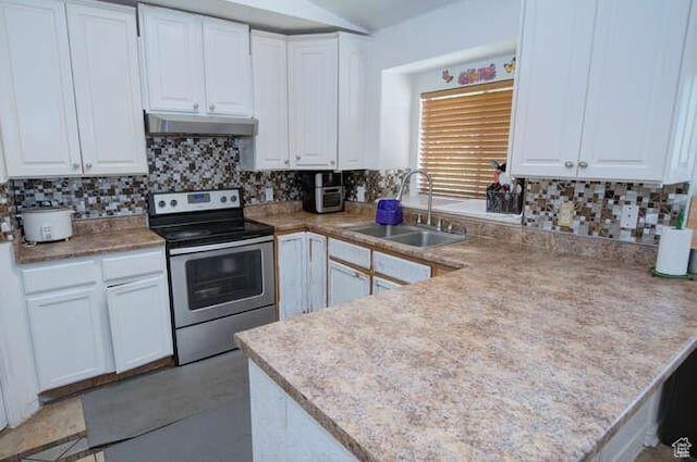 kitchen featuring stainless steel range with electric cooktop, a sink, under cabinet range hood, a peninsula, and decorative backsplash