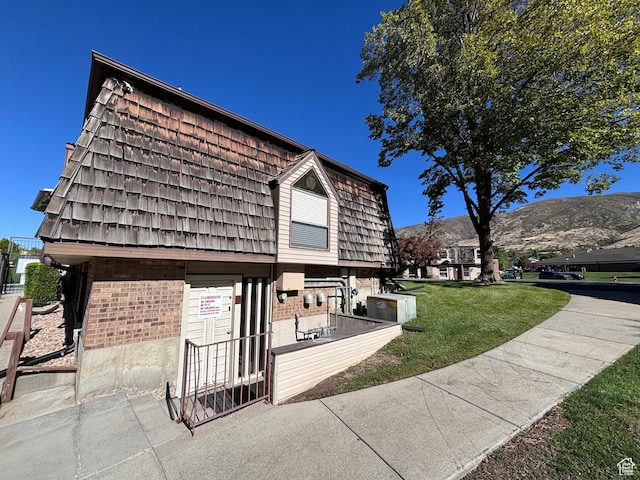 view of home's community featuring a mountain view and a yard
