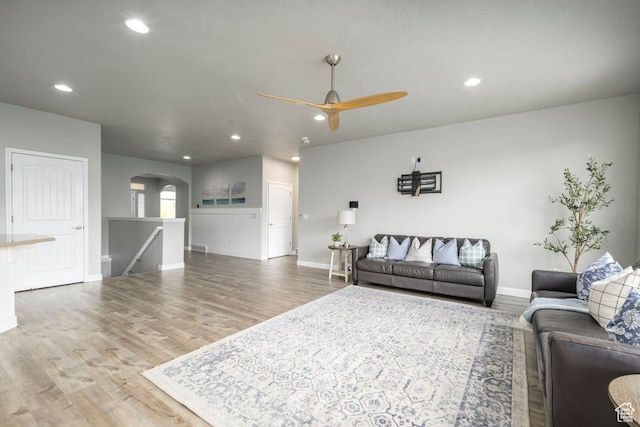 living area featuring light wood-style flooring, recessed lighting, a ceiling fan, and baseboards