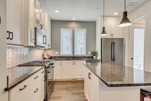 11211 S Clear Blue Dr, South Jordan, UT 84009 - kitchen with stainless steel appliances, a sink, white cabinets, tasteful backsplash, and recessed lighting