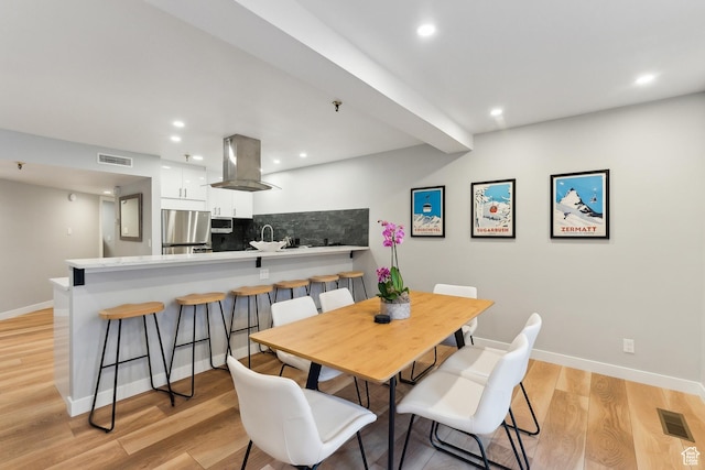 dining space featuring visible vents, recessed lighting, baseboards, and light wood-style floors
