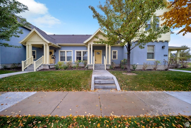 view of front facade featuring stucco siding and a front yard