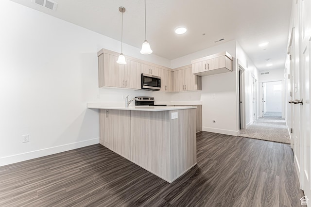 4719 W Neill Ln Unit Nn203, Riverton, UT 84096 - kitchen featuring baseboards, visible vents, a peninsula, and stainless steel appliances