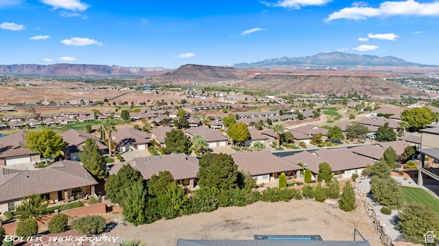 birds eye view of property featuring a mountain view
