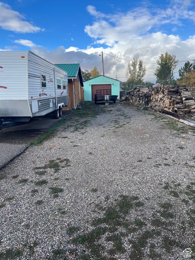view of outdoor structure featuring an outdoor structure and driveway