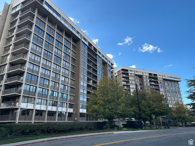 view of apartment building / complex