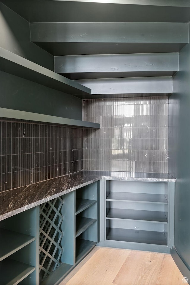 231 S Wiltshire Ln, Saratoga Springs, UT 84045 - bar with wood finished floors and backsplash