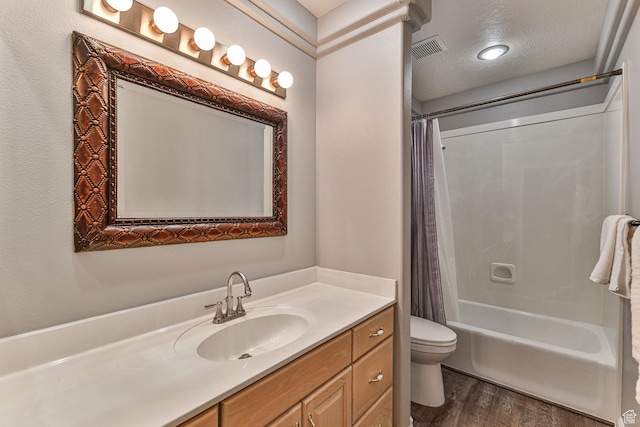 356 N Cactus Ln Unit 9, Washington, UT 84780 - full bath with wood finished floors, toilet, vanity, and shower / bath combo