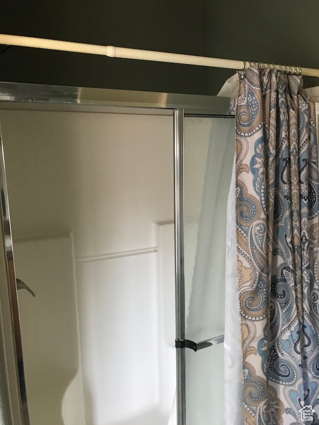bathroom featuring a shower with curtain