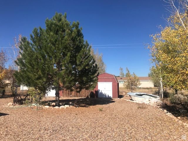 view of yard featuring a shed