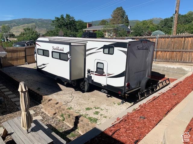 view of yard featuring a mountain view