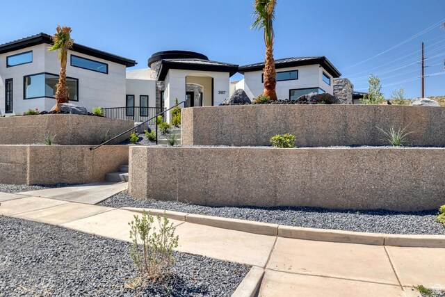 3967 N Hillside Way, Santa Clara, UT 84765 - contemporary home featuring a fenced front yard and stucco siding